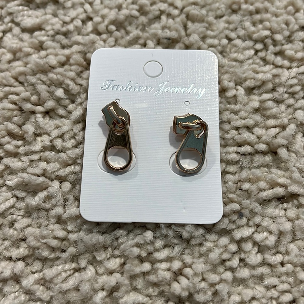 ⭐️ $15 for 2 ⭐️ BNWT Gold Zipper Earrings